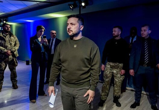 رییس جمهوری اوکراین در شهر لاهه هلند خود را برای ایراد سخنرانی آماده می کند. او در این سخنرانی خواستار تشکیل دادگاهی شد تا روسیه را به اتهام جنایات جنگی بازخواست کند./ EPA