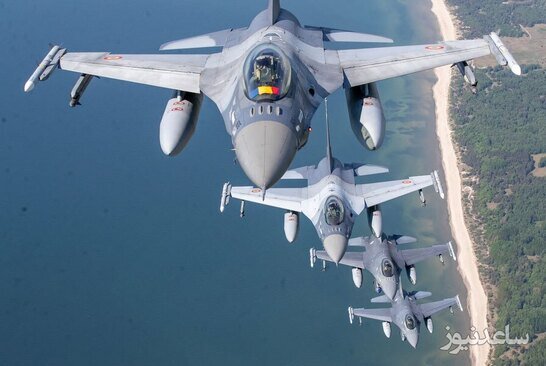 یک جنگنده F-16 نیروی هوایی رومانی (بالا) و جنگنده های پرتغالی در ماموریت پلیس هوایی ناتو بر فراز دریای بالتیک در لیتوانی/ آسوشیتدپرس