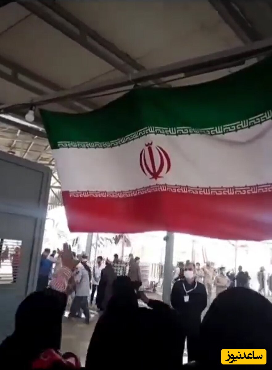 (فیلم) ادای احترام زیبا و دلنشین زائران ایرانی به پرچم ایران هنگام بازگشت از سفر اربعین / مقایسه کنید با براندازانی که پرچم ایران را لگد مال می کردند