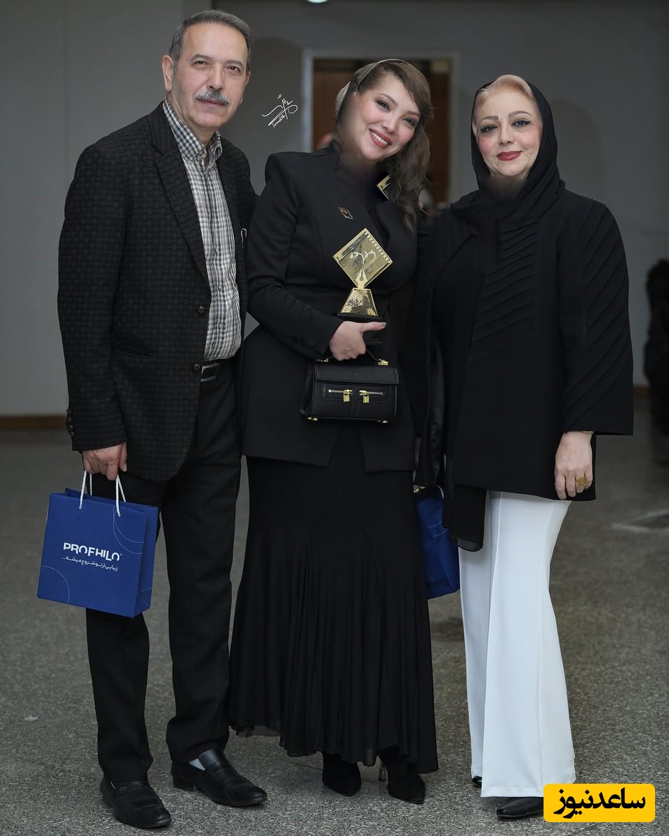 لحظه اهدای باشکوه جایزه بهترین بازیگر نقش اول مکمل زن  توسط پریناز ایزدیار و ناهید مسلمی به صدف اسپهبدی و  تشکر ویژه او از پدر و مادر شیک پوش و با کلاسش+ فیلم