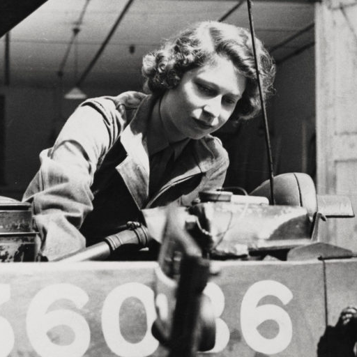 الیزابت دوم در جنگ جهانی دوم در حال تعمیر خودرو