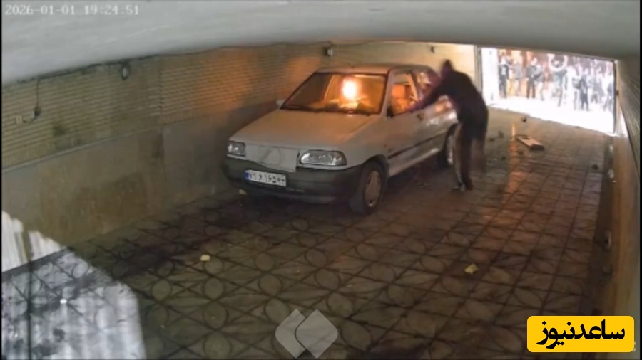 وقتی اغتشاشگران مرزهای وقاحت را جابه‌جا کردند؛ هجوم به منزل مسکونی مردم و آتش زدن خودرو آنها!+ویدیو