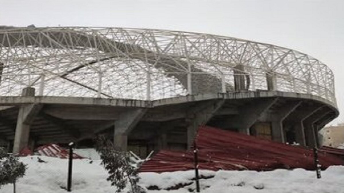 سقف ورزشگاه درحال ساخت در ایران  فرو ریخت