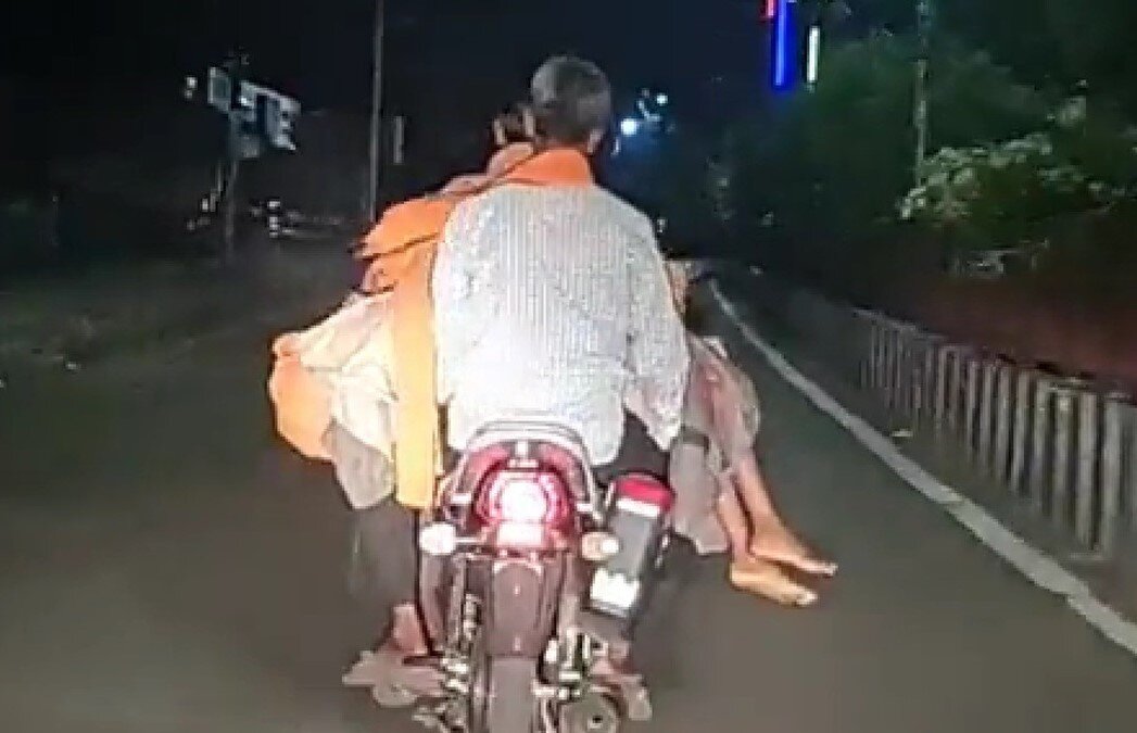 صحنه‌ای عجیب و دلخراش از حمل جنازه یک دختر با موتورسیکلت توسط پدرش! +ویدئو