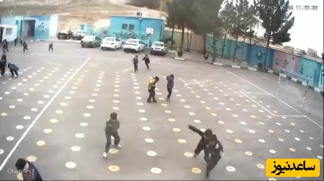 تصاویر دوربین مداربسته؛ لحظه حمله و پرتاب ترکش و شهادت یک دانش‌آموز در حیاط مدرسه