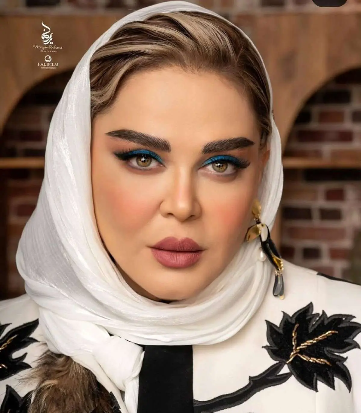 نگاهی به مانتو عجیب و لش بهاره رهنما با کلاه در کنار دوست آرایشگرش