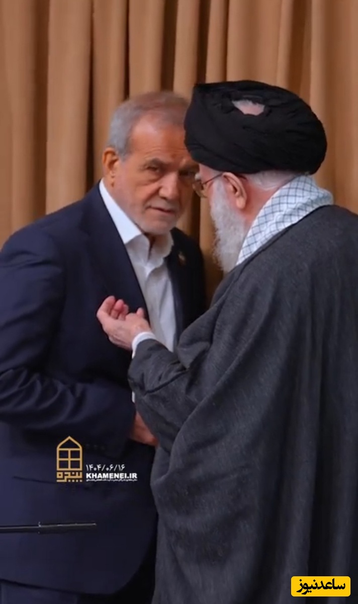 لحظه اشاره با دستِ رهبر معظم انقلاب به پزشکیان برای گفتگوی 2 نفره با رئیس‌جمهور در گوشه‌ای از بیت رهبری+ ویدیو