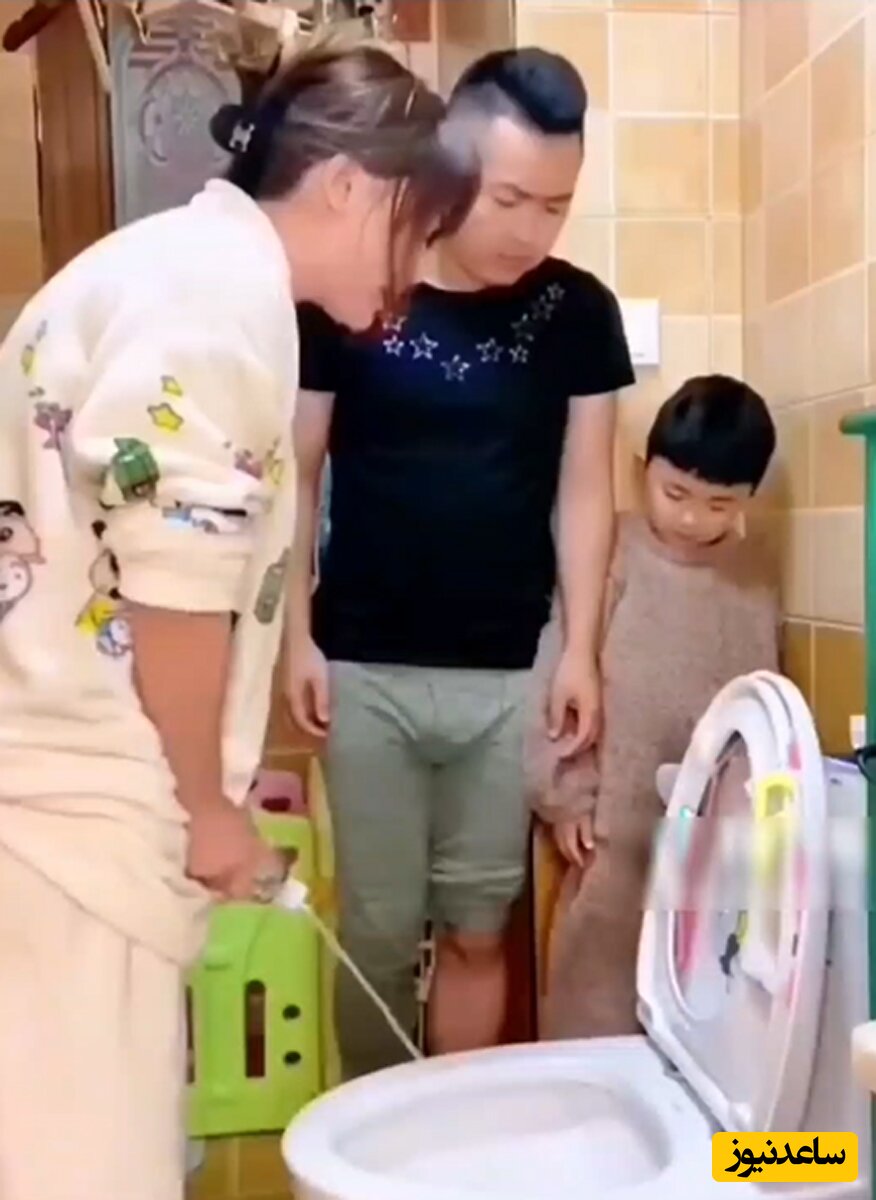 (فیلم) آموزش استفاده صحیح از توالت فرنگی توسط زن کره ای به پسر و همسرش! / یعنی اون خرس گنده دستشویی رفتن بلد نیست؟