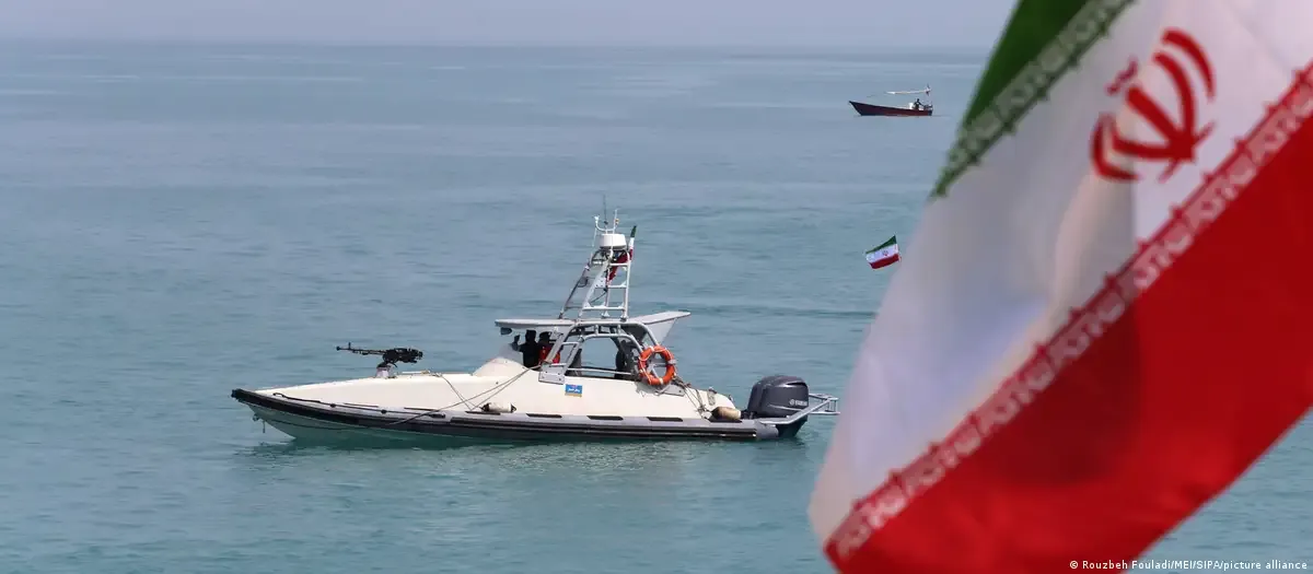 واکنش جالب رئیس کمیسیون امنیت ملی به بسته شدن مجدد تنگه هرمز: لذت ببرید! +عکس