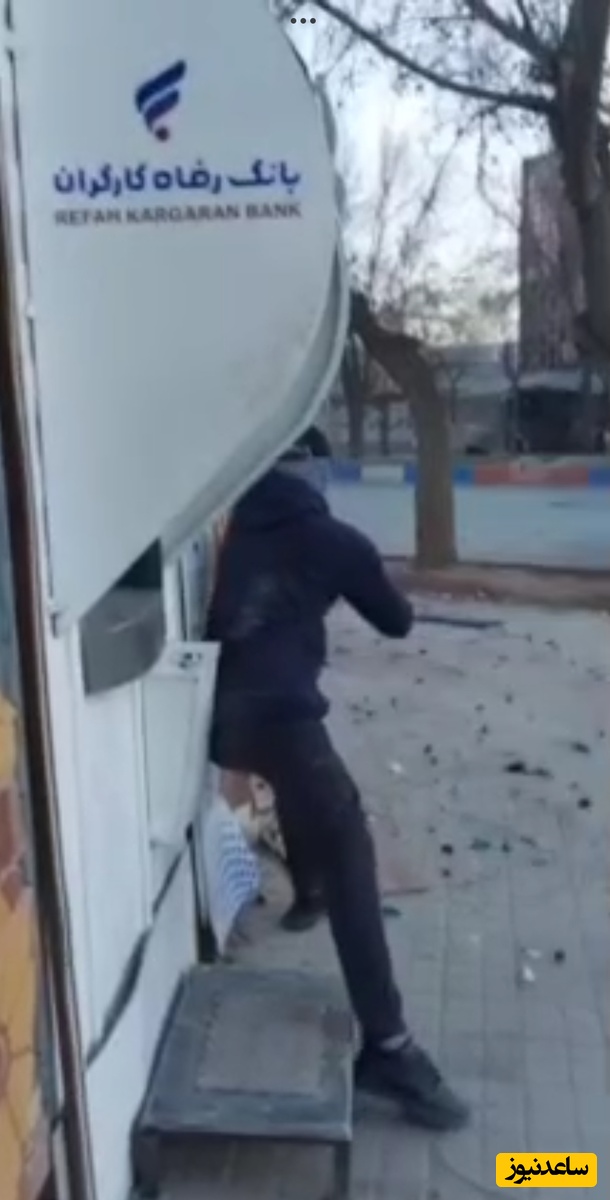 (فیلم) تیراندازی یک تروریست مسلح به سمت مأموران در لردگان چهارمحال و بختیاری / این اعتراض نیست، رسماً جنگ مسلحانه است!