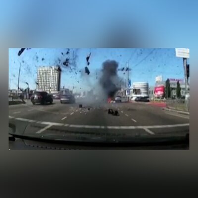 (ویدئو) لحظه اصابت تکه‌های موشک به خودرو‌ی درحال حرکت