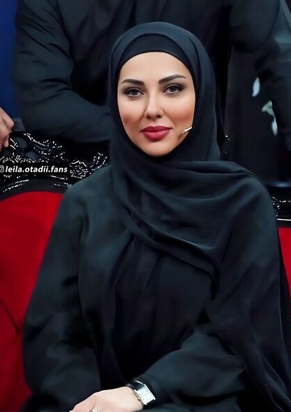 عکس | تصویر دیده نشده از لیلا اوتادی ستاره سینما و تلویزیون با گوشی لاکچری در آسانسور