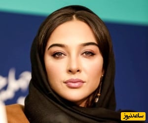 ژست گنگستری و خفن آناهیتا درگاهی در یک کافه با انگشتر پنجه بکسی