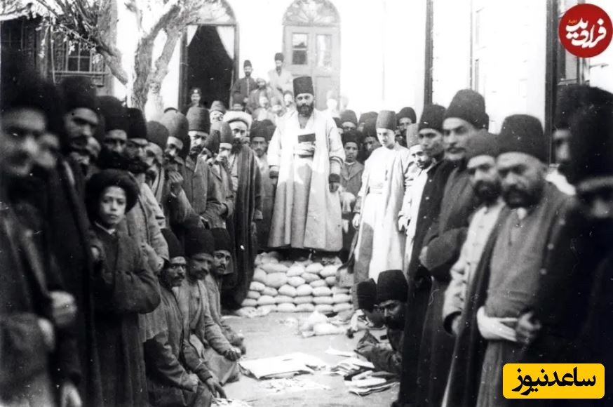کیسه‌های پول که در حیاط آبدارخانه روی هم چیده شده‌اند تا میان برات‌دارهای گمرکی و خزانۀ نظامی توزیع شوند