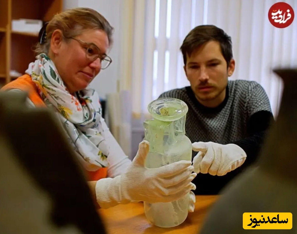 ظرف شیشه‌ای که در تابوت یافت شد