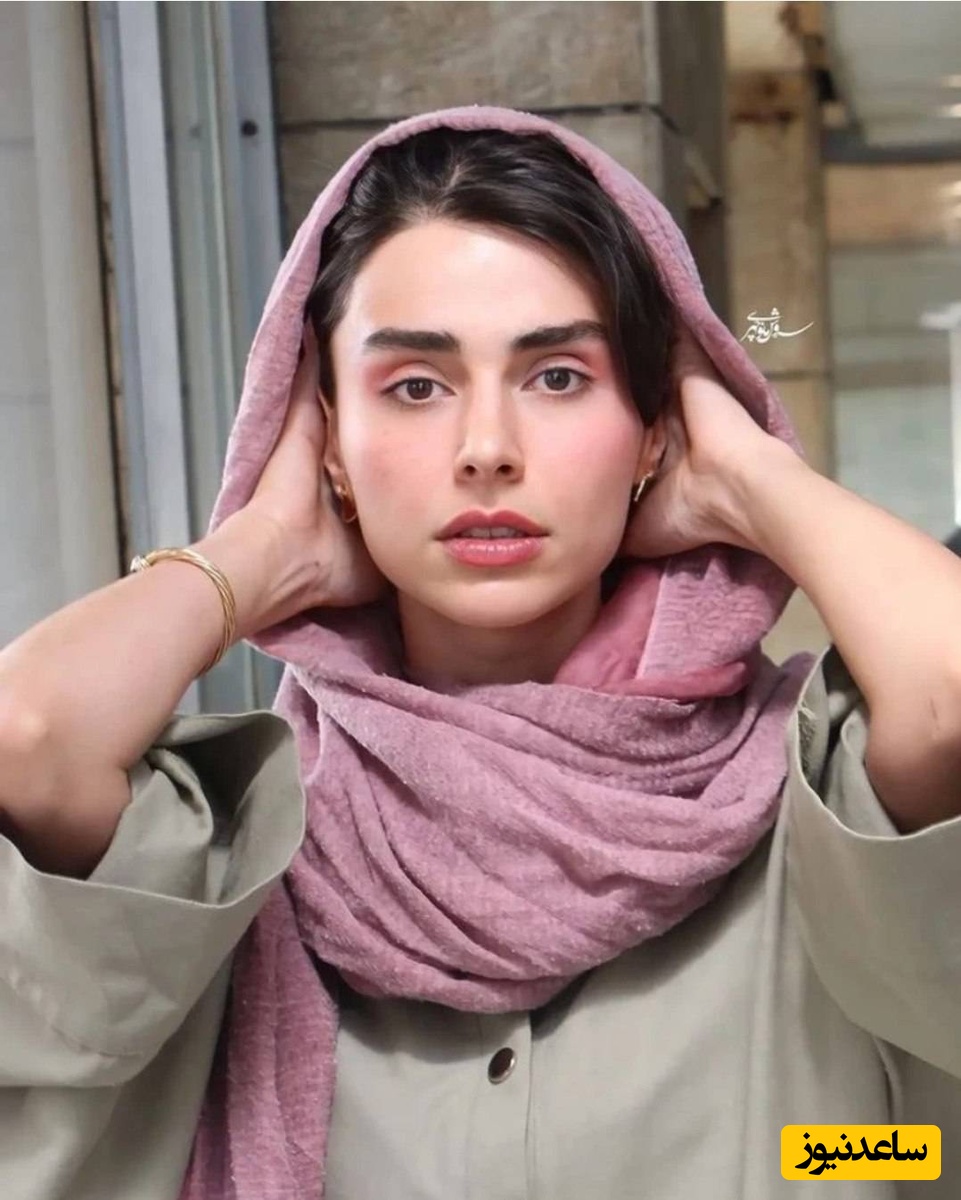 سلفی های لاله مرزبان تو ترافیک تمومی نداره! ببینید چطوری پز گوشواره‌های خاصشو میده😎😎