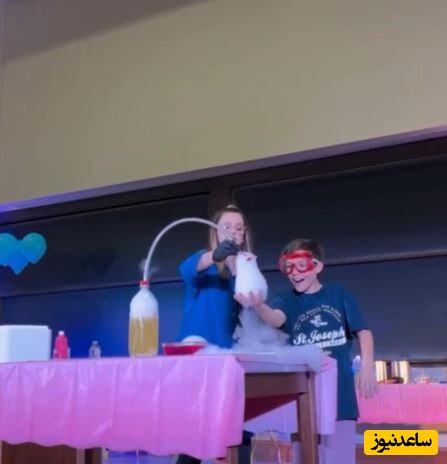 (فیلم) آتش بازی جالب معلم شیمی خوش ذوق سر کلاس درس آزمایشگاهی/ دانلود یکی از این معلما لطفا😍