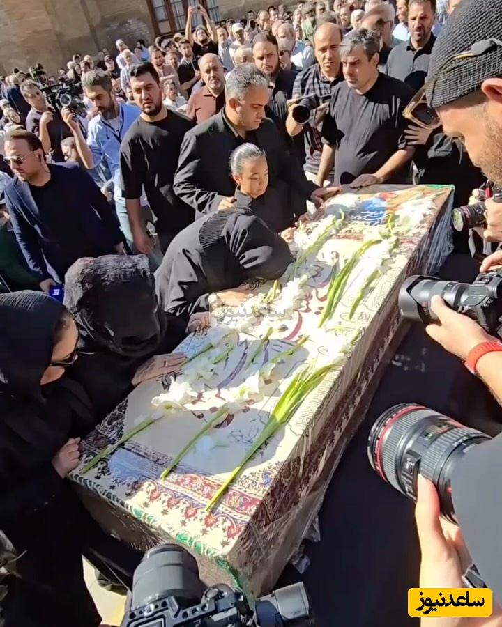 فیلم/ جملات تلخ دختر ارشد محمد کاسبی و گریه های جانسور نوه خردسال ایشان در مراسم تشییع هنرمند کشورمان