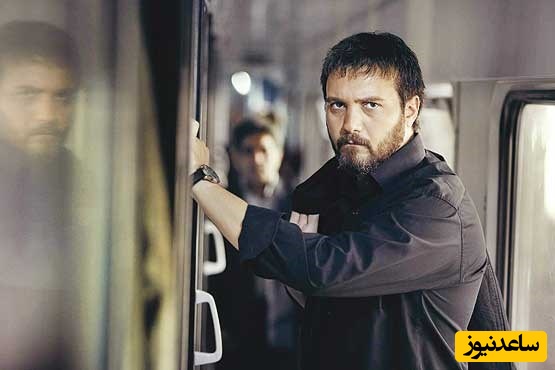 تنها تصویر از خانه کامبیز دیرباز، بازیگر سریال میکائیل؛ از طرح قدیمی کاغذ دیواری تا دکوری‌های خوش‌رنگ روی میز پذیرایی+عکس