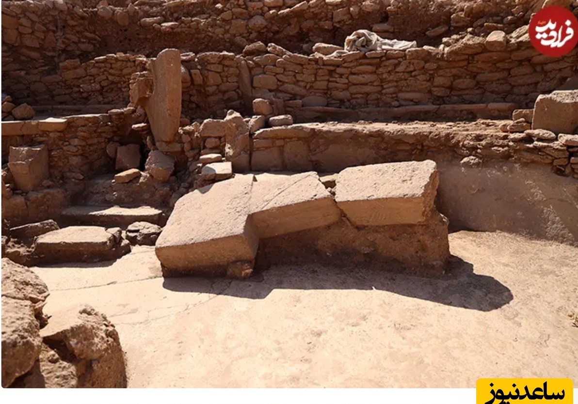  سه ردیف نشیمنگاه سنگی پلکانی به دور یک نقطه مرکزی که مجسمه‌ای برجسته در آن قرار دارد خم شده‌اند که بسیار یادآور آمفی‌تئاتر یا اودئون است