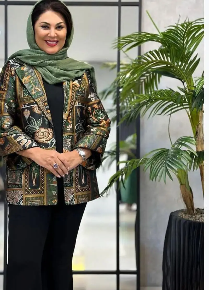 دکوراسیون شلوغ و رنگارنگ خانه لاله اسکندری در شبی که میزبان بهنوش بختیاری، دده خانم سریال بامداد خمار به صرف زرشک‌پلو و قیمه بود؛ از بوفه‌ای پر از دکوری‌های چینی تا...+ویدیو