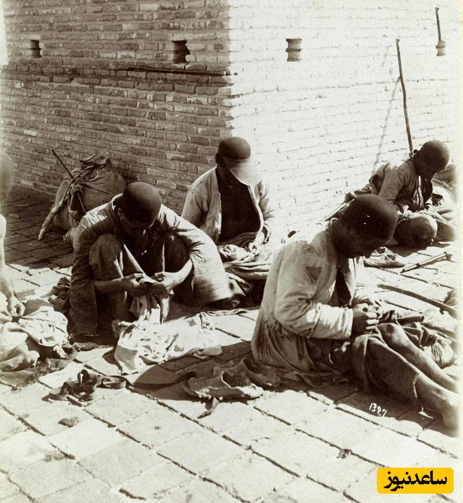 مردانی که در حال گرفتن شپش از لباس‌هایشان هستند