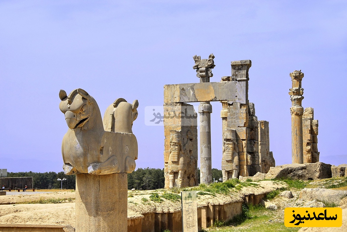 (عکس) نگاهی به لحظه کشف باشکوه نگهبان 2500 ساله تخت جمشید؛ این غول سنگی زیر پای کاخ داریوش چه می‌کرد؟ (تصویر دیده نشده از سال 1310)