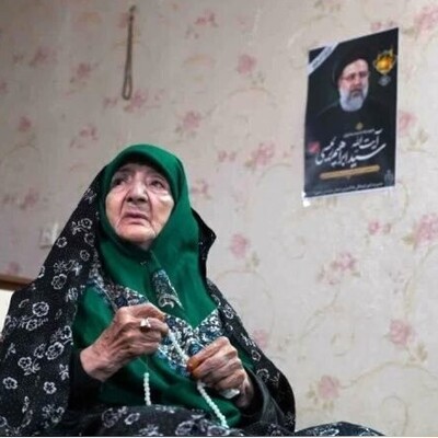 شباهت جالب سیدابراهیم رئیسی به پدرشان در تنها عکسی که از ایشان در دیوار خانه مادری رئیس جمهور شهید سالهاست جا خوش کرده + عکس