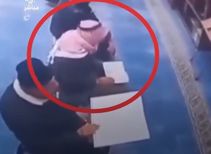 لحظه مرگ یک پیرمرد حین قرائت قرآن در مسجد + فیلم