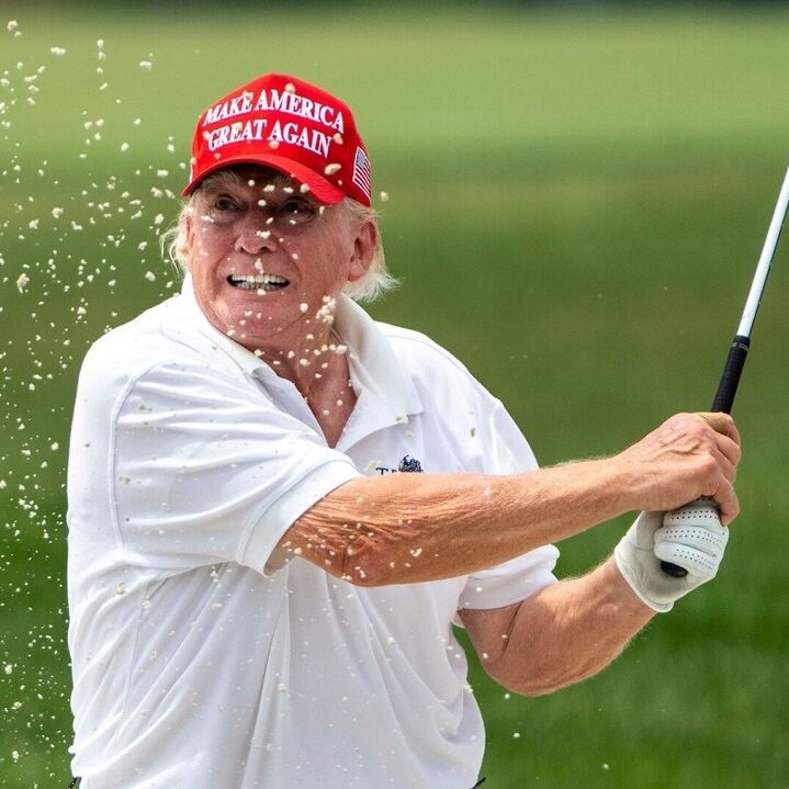 دونالد ترامپ در حال بازی گلف