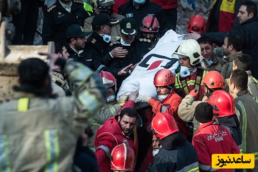 لحظه غم‌انگیز خارج کردن پیکر آتش‌نشان شهید مشهدی، رضا فخریان / خدا به خانوادش صبر بده🖤 + ویدئو
