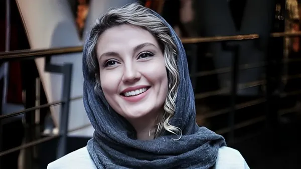 نگاهی به سلیقه 20 حدیث میرامینی در چیدمان دکوراسیون منزل دوبلکسش؛ از انتخاب سبز پاستیلی بعنوان رنگ قالب در فضای خانه تا ترکیب چوب و مدرنیتگی برای تکمیل کردن خانه‌ای به سبک اروپایی‌ها+ویدیو