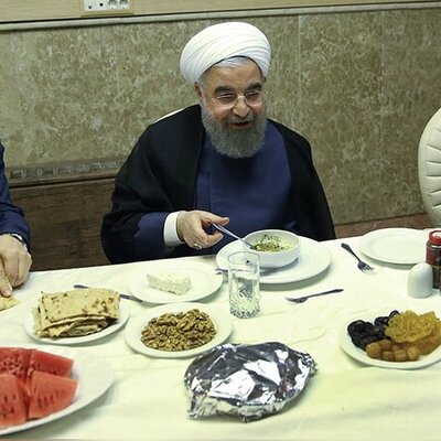 افطاری ساده و دلنشین حسن روحانی با علی نصیریان و جمشید مشایخی+عکس/ خرما و سبزی و پنیر