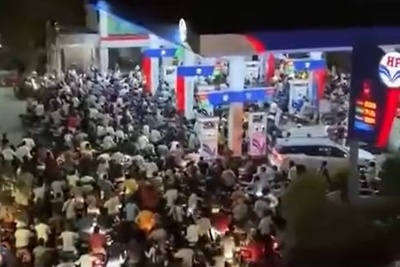 ویدیویی باورنکردنی از صف‌های پمپ بنزین‌ها در هند که ساعت به ساعت رو به افزایش است