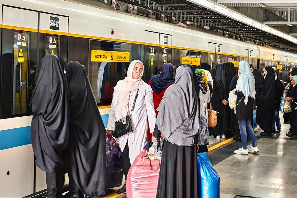 لباس منشوری زن ایرانی در مترو تهران جار و جنجال به پا کرد! +عکس