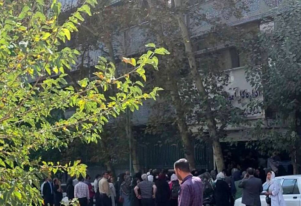 تجمع والدین تهرانی مقابل مدرسه دخترانه در اعتراض به نصب دوربین در فضای مدرسه + توضیح آموزش و پرورش