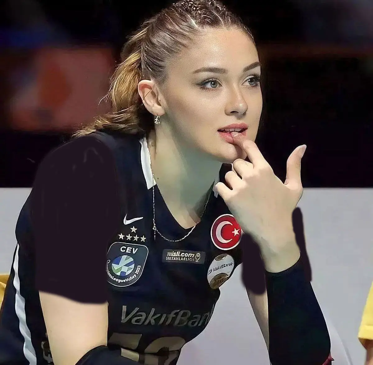 خوشگذرانی زهرا گونش ستاره قدبلند تیم ملی والیبال ترکیه در کافه لاکچری مرسدس بنز در آلمان به صرف شیر شکلات داغ/ چه وایب رویایی ای داره +تصاویر