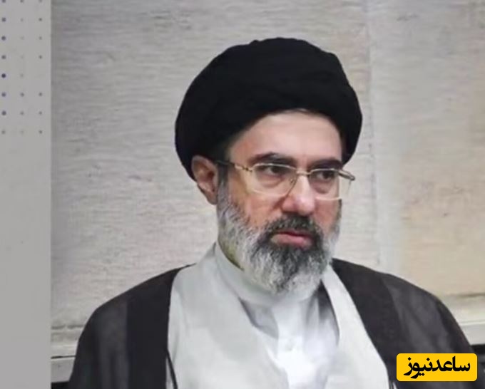 حضور آیت‌الله سید مجتبی خامنه‌ای در مدرسه فرزندشان+ عکس