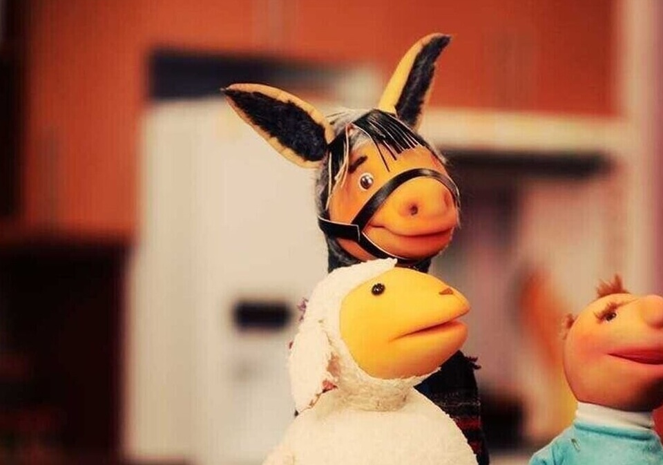 (ویدیو) آموزش خنده‌دار زبان انگلیسی به "فامیل  دور" با متد "ببعی" / خدا وکیلی ایرج طهماسب با همه سر و صدا چقدر ریلکس خوابیده😂😂