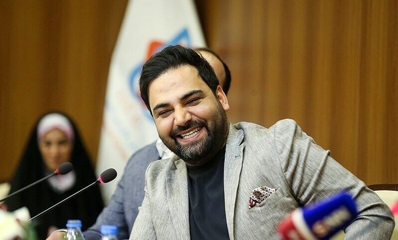 دختر گلفروش کرمانشاهی به احسان علیخانی: عمو مجردی؟ چیکار میکنی پدربزرگ من 10 سال از شما کوچیکتره😅+فیلم