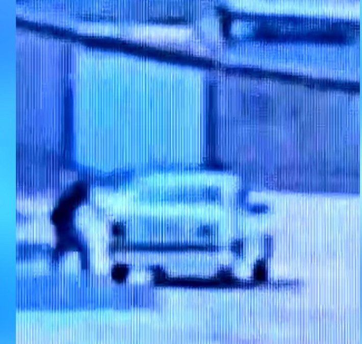 لحظه زورگیری وحشیانه شرور از یک زن داخل ماشین در روز روشن در اهواز + ویدئو