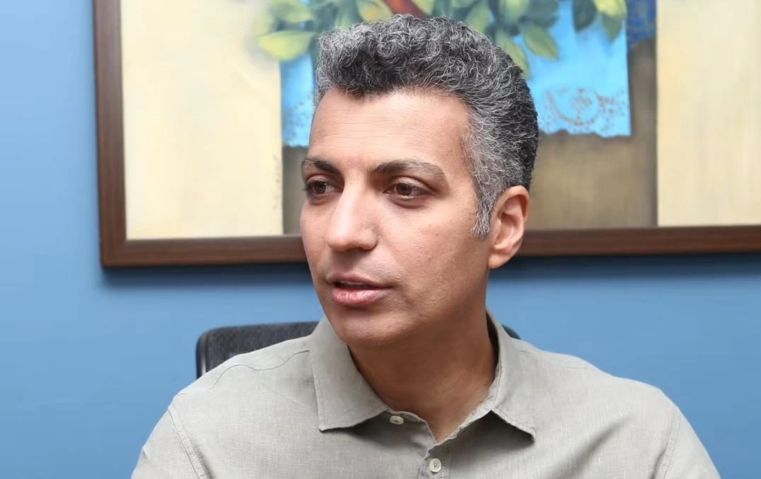 عادل فردوسی پور: من 10سال پیش رفته بودم مراسم ختم فامیلم در کرمان و عمه خودم رو با یک خانوم دیگه اشتباه گرفتم و...+فیلم