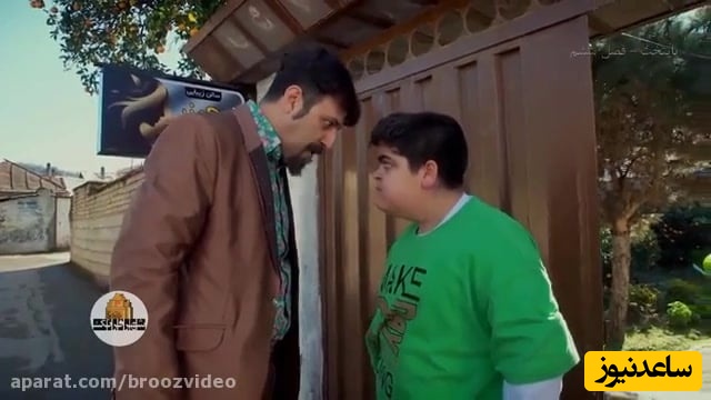 (ویدیو) پشت صحنه‌ی سکانس بمب‌خنده‌ی فن کمر مازندرانی بهروز فریبا، خواهرزاده محسن تنابنده در سریال "پایتخت"، که روی رحمت پیاده کرد😂