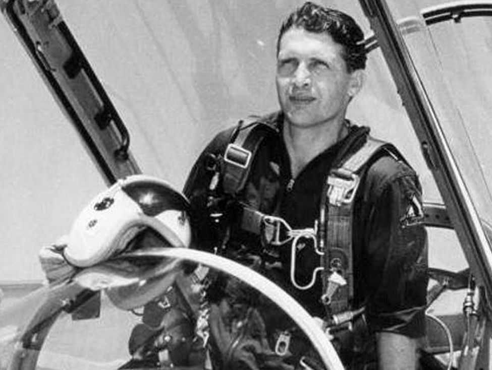 عکس؛ سفر به تاریخ؛ پدرِ پدربزرگ «نادر جهانبانی» در کنار «همسر ناصرالدین شاه»