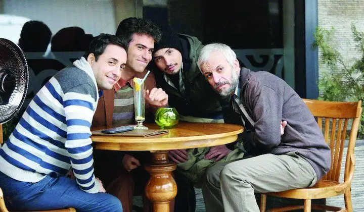 خنده‌دارترین لحظات از پشت صحنه سریال لیسانسه‌ها که دیدنش 3 بار در روز توصیه میشه! +ویدیو/ فقط از رو تخت افتادنشون😂