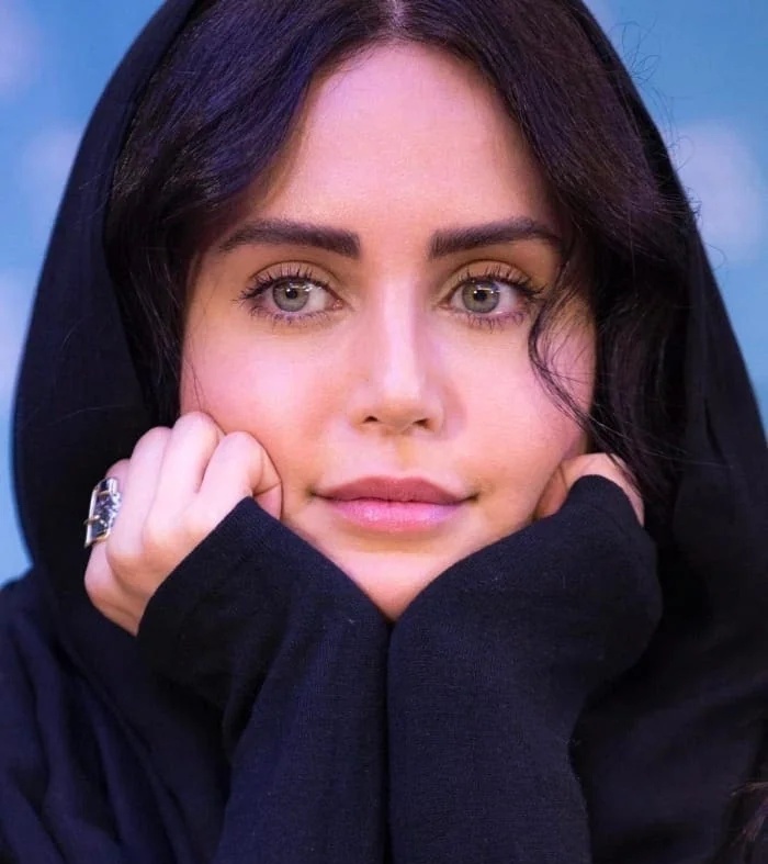 نگاهی به تیپ متفاوت و تابستانی الناز شاکردوست در چله زمستون ایران/ چه شال آبی خوشرنگی+عکس