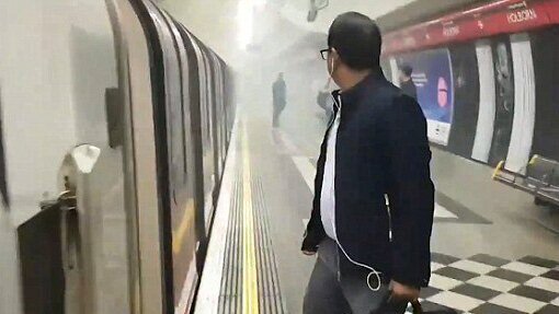 لحظه پراسترس آتش سوزی متروی لندن و شکستن شیشه ها توسط مسافران+ فیلم