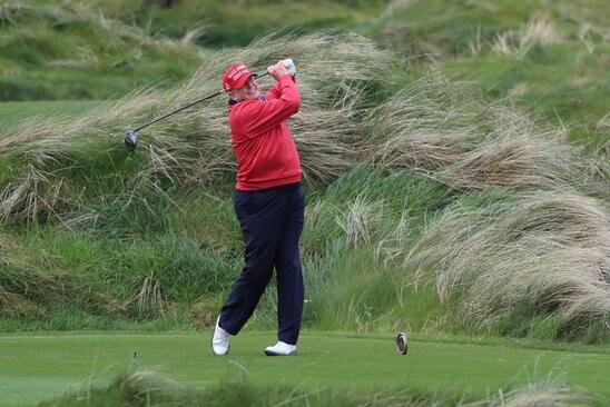 دونالد ترامپ رییس جمهوری سابق آمریکا در حال بازی گلف در ایرلند/ رویترز