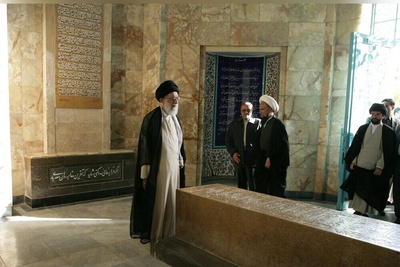 به مناسبت اول اردیبهشت و روز بزرگداشت سعدی؛ نگاهی به حضور رهبر شهید انقلاب در آرامگاه شاعر پرآوازه در شیراز+ویدیو