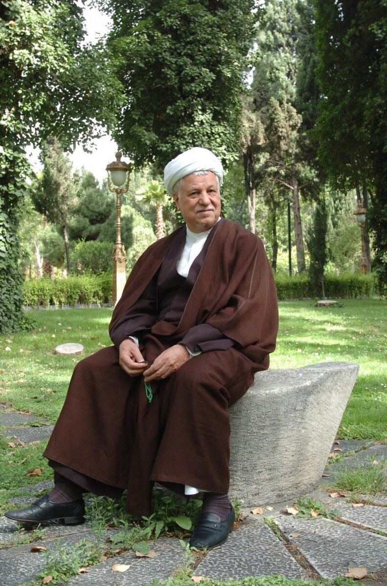 عکسی زیرخاکی از حضور هاشمی رفسنجانی در روستای پدری اش در رفسنجان